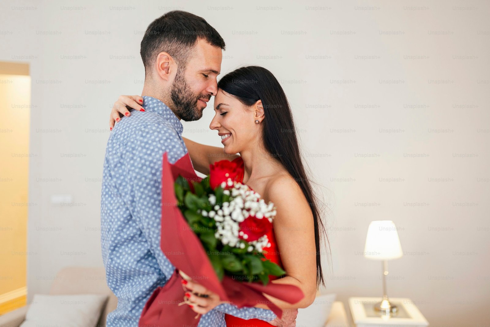 Casal feliz se abraçando no Dia dos Namorados com foco em presentes